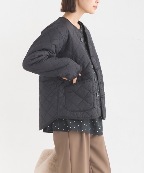 OMNES（オムネス）の「裏ファー高密度ナイロンキルティングノーカラージャケット（ノーカラージャケット・レディース・ブラック/ベージュ/カーキ・MEDIUM/LARGE）」の10枚目の写真