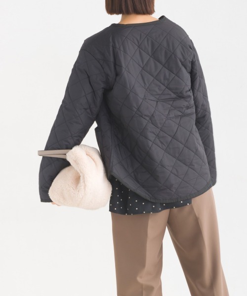 OMNES（オムネス）の「裏ファー高密度ナイロンキルティングノーカラージャケット（ノーカラージャケット・レディース・ブラック/ベージュ/カーキ・MEDIUM/LARGE）」の11枚目の写真