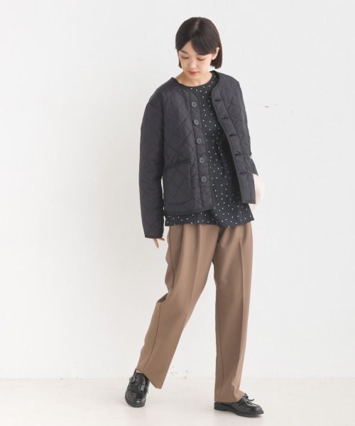 OMNES（オムネス）の「裏ファー高密度ナイロンキルティングノーカラージャケット（ノーカラージャケット・レディース・ブラック/ベージュ/カーキ・MEDIUM/LARGE）」の12枚目の写真