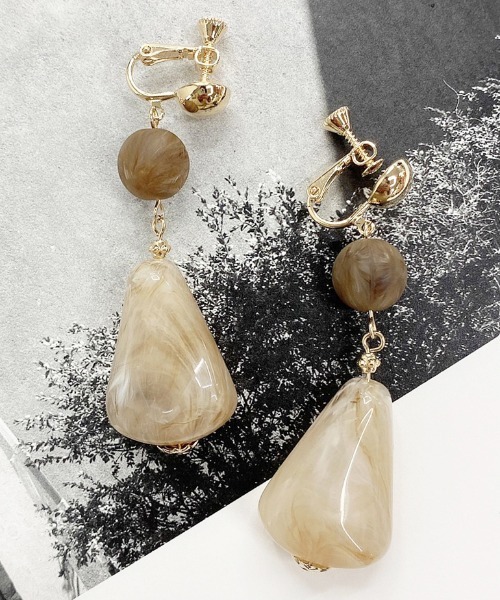 apres jour mignon（アプレジュールミニョン）の「【apresjour mignon×ARIAZ】ニュアンスカラーストーンイヤリング（イヤリング・レディース・ホワイト/ライトブルー/ダークブラウン/ベージュ/パープル/オフホワイト/アイボリー/ライトブラウン/キャメル/ピンクベージュ/ライトピンク・ONESIZE）」の6枚目の写真