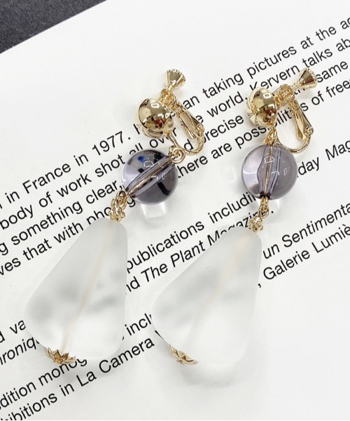 apres jour mignon（アプレジュールミニョン）の「【apresjour mignon×ARIAZ】ニュアンスカラーストーンイヤリング（イヤリング・レディース・ホワイト/ライトブルー/ダークブラウン/ベージュ/パープル/オフホワイト/アイボリー/ライトブラウン/キャメル/ピンクベージュ/ライトピンク・ONESIZE）」の8枚目の写真