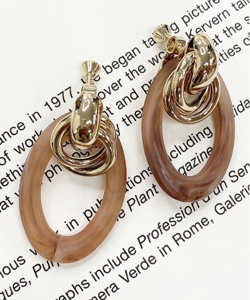 apres jour mignon（アプレジュールミニョン）の「【apresjour mignon×ARIAZ】ニュアンスカラーストーンイヤリング（イヤリング・レディース・ホワイト/ライトブルー/ダークブラウン/ベージュ/パープル/オフホワイト/アイボリー/ライトブラウン/キャメル/ピンクベージュ/ライトピンク・ONESIZE）」の9枚目の写真