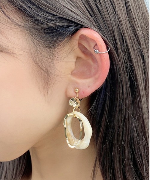 apres jour mignon（アプレジュールミニョン）の「【apresjour mignon×ARIAZ】ニュアンスカラーストーンイヤリング（イヤリング・レディース・ホワイト/ライトブルー/ダークブラウン/ベージュ/パープル/オフホワイト/アイボリー/ライトブラウン/キャメル/ピンクベージュ/ライトピンク・ONESIZE）」の2枚目の写真