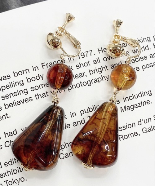 apres jour mignon（アプレジュールミニョン）の「【apresjour mignon×ARIAZ】ニュアンスカラーストーンイヤリング（イヤリング・レディース・ホワイト/ライトブルー/ダークブラウン/ベージュ/パープル/オフホワイト/アイボリー/ライトブラウン/キャメル/ピンクベージュ/ライトピンク・ONESIZE）」の14枚目の写真