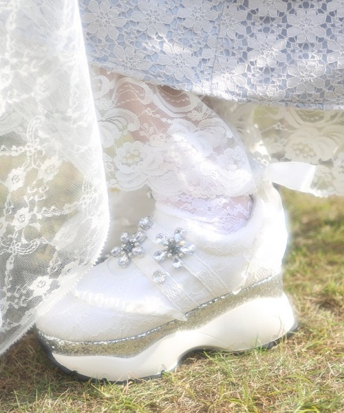 Swankiss（スワンキス）の「EV flower bijou shoes（スニーカー・レディース・ホワイト/ピンク/ブラック・MEDIUM/LARGE）」の2枚目の写真