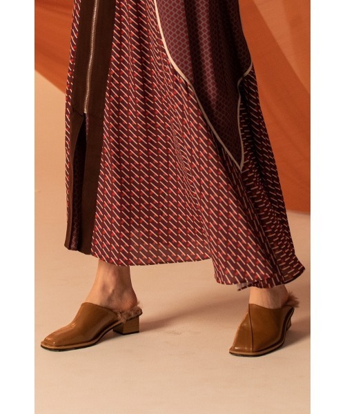 AULA AILA（アウラアイラ）の「インソールエコファーミュール（サンダル・レディース・ブラック/ブラウン/オフホワイト/キャメル・36.5/37.5/35.5）」の4枚目の写真