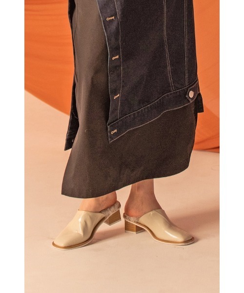 AULA AILA（アウラアイラ）の「インソールエコファーミュール（サンダル・レディース・ブラック/ブラウン/オフホワイト/キャメル・36.5/37.5/35.5）」の2枚目の写真