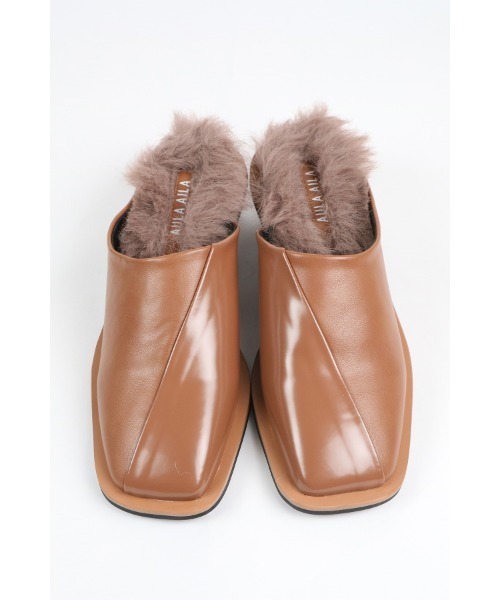 AULA AILA（アウラアイラ）の「インソールエコファーミュール（サンダル・レディース・ブラック/ブラウン/オフホワイト/キャメル・36.5/37.5/35.5）」の16枚目の写真