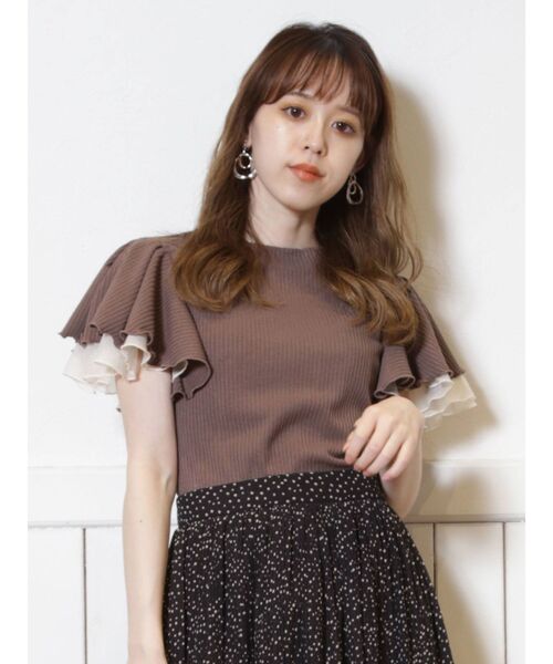 dazzlin（ダズリン）の「ダブルフリルコンパクトトップス（Tシャツ/カットソー・レディース・ブラック/グレー/オフホワイト/ベージュ/ブラウン・FREE）」の4枚目の写真