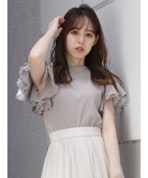 dazzlin（ダズリン）の「ダブルフリルコンパクトトップス（Tシャツ/カットソー・レディース・ブラック/グレー/オフホワイト/ベージュ/ブラウン・FREE）」の3枚目の写真