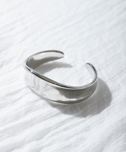 DRWCYS(ドロシーズ)の「メタルバングル(バングル/リストバンド・レディース・シルバー/ゴールド・FREE)」の2枚目の写真