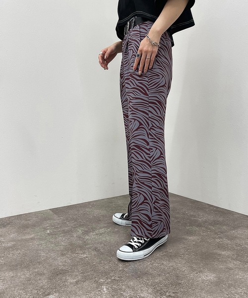 apres jour mignon(アプレジュールミニョン)の「ゼブラ柄パンツ【ZOZOTOWN限定アイテム】(その他パンツ・レディース・ベージュ/ホワイト系その他/パープル・X-LARGE/MEDIUM/SMALL)」の6枚目の写真
