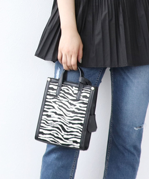 Three Four Time（ｽﾘｰﾌｫｰﾀｲﾑ）の「スクエア型ミニショルダー（ショルダーバッグ・レディース・ブラック/グレー/ブルー/キャメル・ONE SIZE）」の6枚目の写真