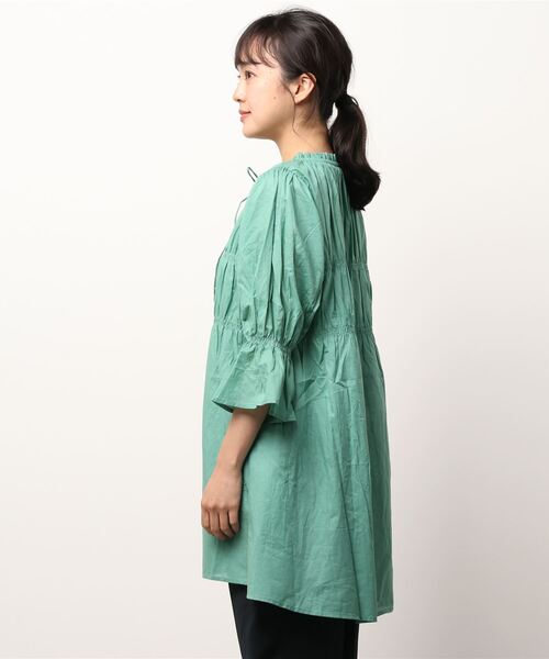 KOBE LETTUCE（コウベレタス）の「シャーリングギャザーチュニックトップス（チュニック・レディース・オフホワイト/グリーン/ベージュ系その他・FREE）」の5枚目の写真