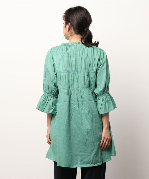 KOBE LETTUCE（コウベレタス）の「シャーリングギャザーチュニックトップス（チュニック・レディース・オフホワイト/グリーン/ベージュ系その他・FREE）」の4枚目の写真