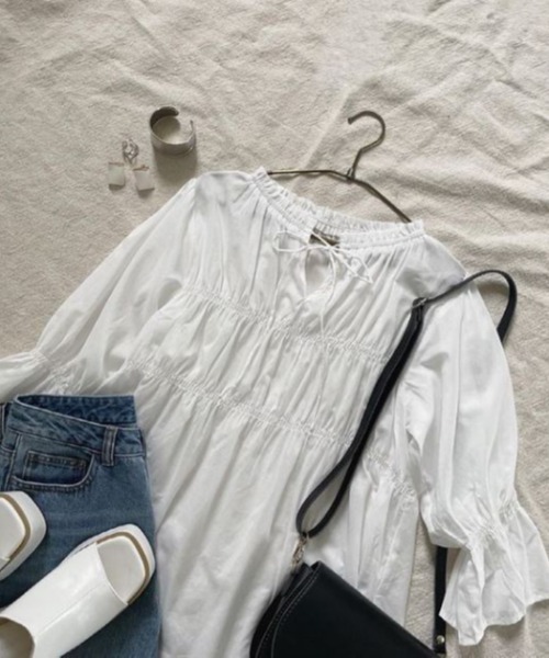 KOBE LETTUCE（コウベレタス）の「シャーリングギャザーチュニックトップス（チュニック・レディース・オフホワイト/グリーン/ベージュ系その他・FREE）」の2枚目の写真