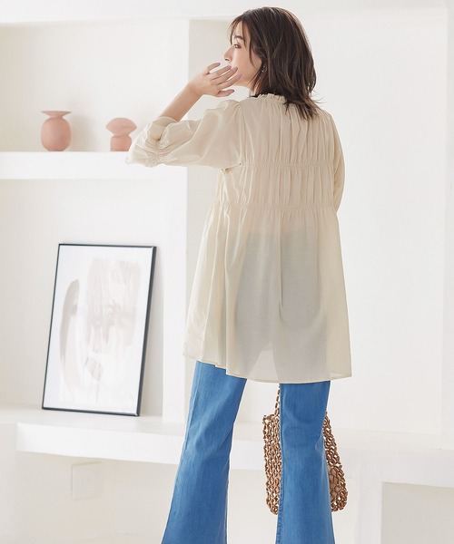 KOBE LETTUCE（コウベレタス）の「シャーリングギャザーチュニックトップス（チュニック・レディース・オフホワイト/グリーン/ベージュ系その他・FREE）」の8枚目の写真