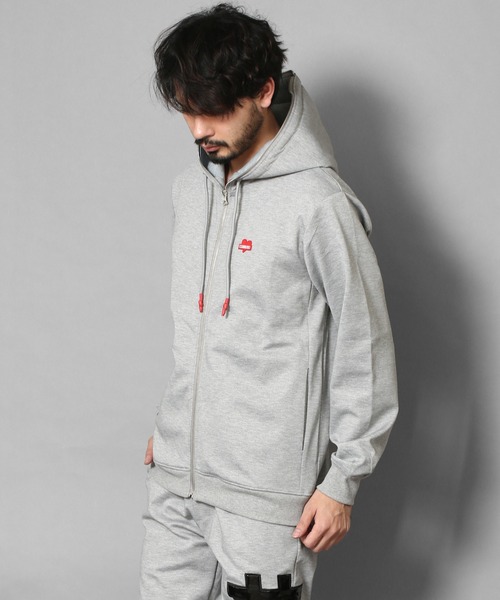 CERCA(チェルカ)の「RM/エナメルロゴ ジップアップ パーカー(パーカー・メンズ・ホワイト/ブラック/グレー・X-LARGE/MEDIUM/LARGE)」の3枚目の写真
