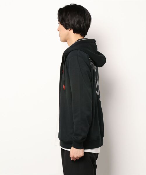CERCA(チェルカ)の「RM/エナメルロゴ ジップアップ パーカー(パーカー・メンズ・ホワイト/ブラック/グレー・X-LARGE/MEDIUM/LARGE)」の4枚目の写真