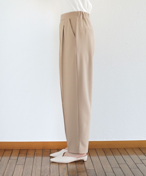 andme（アンドミー）の「梨地ポンチストレッチセンタープレステーパードパンツ（スラックス・レディース・ブラック/ベージュ/ネイビー/グリーン/アイボリー/グレー系その他/ピンク・M/L）」の16枚目の写真