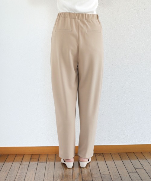 andme（アンドミー）の「梨地ポンチストレッチセンタープレステーパードパンツ（スラックス・レディース・ブラック/ベージュ/ネイビー/グリーン/アイボリー/グレー系その他/ピンク・M/L）」の17枚目の写真