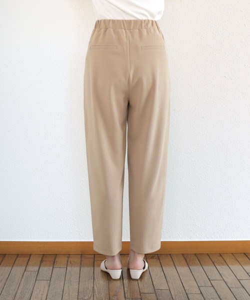 andme（アンドミー）の「梨地ポンチストレッチセンタープレステーパードパンツ（スラックス・レディース・ブラック/ベージュ/ネイビー/グリーン/アイボリー/グレー系その他/ピンク・M/L）」の14枚目の写真