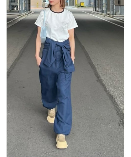 MOUSSY(マウジー)の「OPEN COLLAR ジャンプスーツ(つなぎ/オールインワン・レディース・ライトベージュ/ネイビー・1/2)」の16枚目の写真
