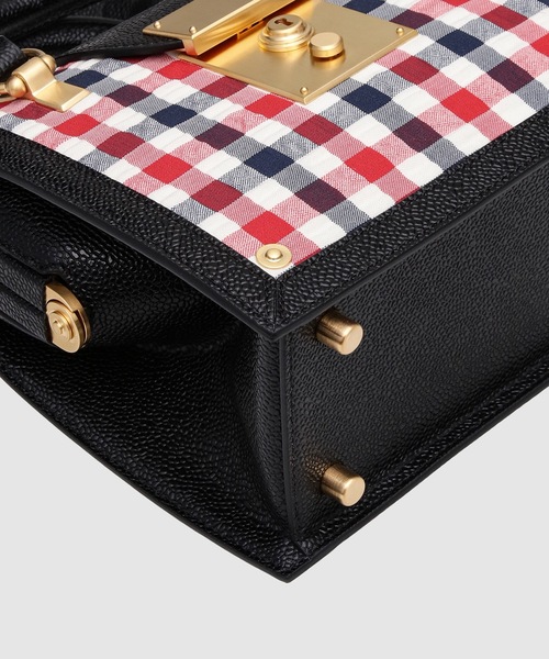 THOM BROWNE(トムブラウン)の「MRS. THOM MINI BAG W/ CONTRAST LEATHER FRAME IN GINGHAM WOOL SEERSUCKER WOOL(ショルダーバッグ・レディース・ブラック系その他・ONE SIZE)」の4枚目の写真