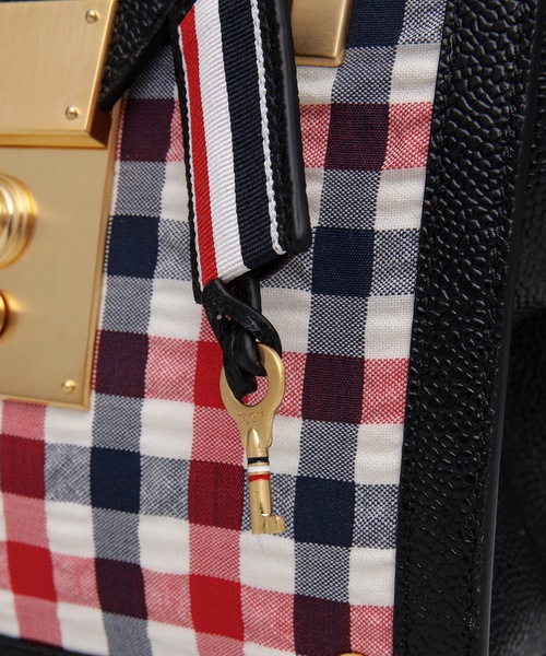 THOM BROWNE(トムブラウン)の「MRS. THOM MINI BAG W/ CONTRAST LEATHER FRAME IN GINGHAM WOOL SEERSUCKER WOOL(ショルダーバッグ・レディース・ブラック系その他・ONE SIZE)」の5枚目の写真