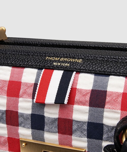 THOM BROWNE(トムブラウン)の「MRS. THOM MINI BAG W/ CONTRAST LEATHER FRAME IN GINGHAM WOOL SEERSUCKER WOOL(ショルダーバッグ・レディース・ブラック系その他・ONE SIZE)」の3枚目の写真