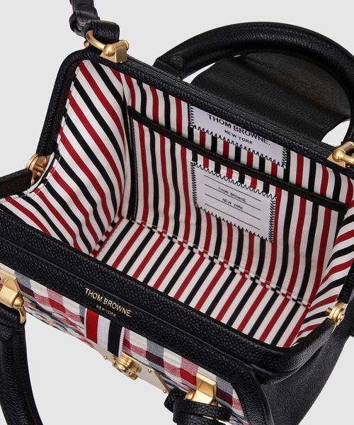 THOM BROWNE(トムブラウン)の「MRS. THOM MINI BAG W/ CONTRAST LEATHER FRAME IN GINGHAM WOOL SEERSUCKER WOOL(ショルダーバッグ・レディース・ブラック系その他・ONE SIZE)」の2枚目の写真