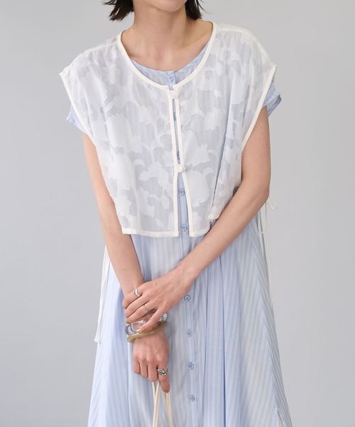 ＡＮＤＪ（アンドジェイ）の「花柄ドビーシフォン2WAYビスチェ（ベスト・レディース・オフホワイト/ブラック・M）」の2枚目の写真