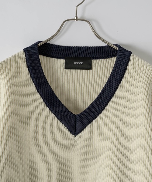 DOOPZ(ドープス)の「オーバーサイズVネックニット(ニット/セーター・メンズ・チャコールグレー/ホワイト・SMALL/MEDIUM/LARGE)」の3枚目の写真