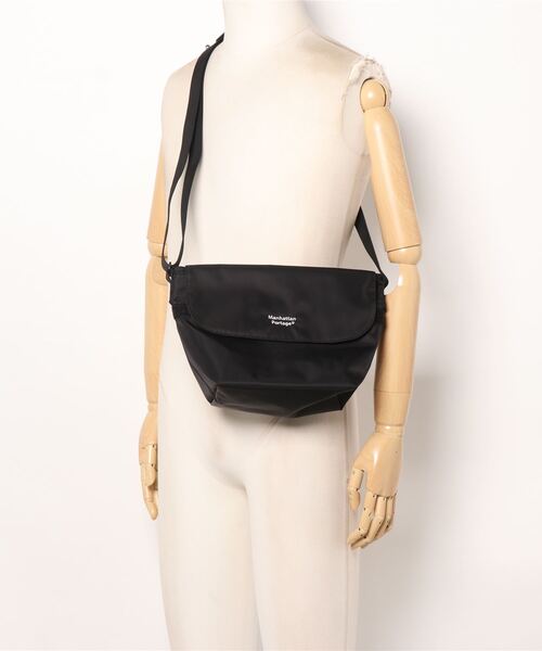 Manhattan Portage（マンハッタンポーテージ）の「Casual Messenger Bag Matte Twill（メッセンジャーバッグ・メンズ・ブラック・X-SMALL）」の5枚目の写真