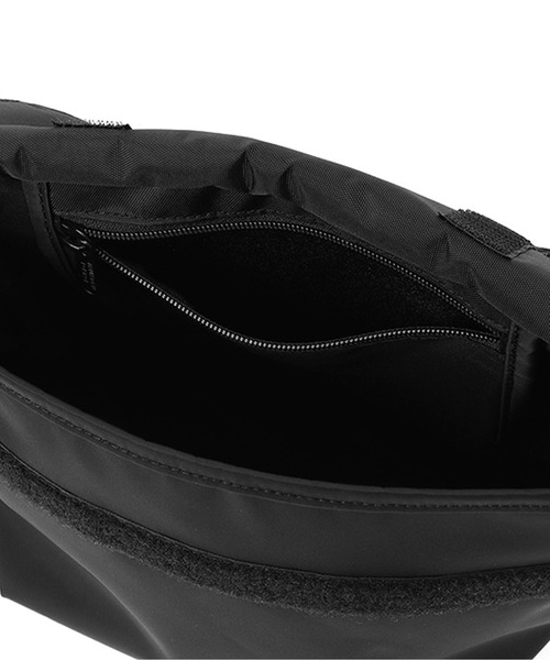 Manhattan Portage（マンハッタンポーテージ）の「Casual Messenger Bag Matte Twill（メッセンジャーバッグ・メンズ・ブラック・X-SMALL）」の4枚目の写真