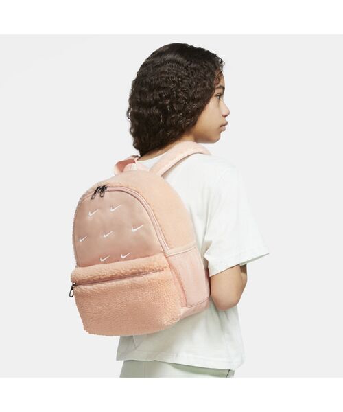 NIKE(ナイキ)の「ナイキ ブラジリア JDI キッズ ミニ バックパック (11L) / Nike Brasilia JDI Kids' Mini Backpack (11L)(バックパック/リュック・キッズ・ピンク系その他/ブラック・ONE SIZE)」の8枚目の写真