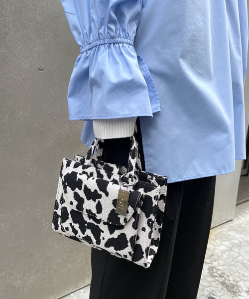 loti（ロティ）の「loti ポケットミニスクエアBAG（ショルダーバッグ・レディース・ホワイト系その他/ブラック/ブラック系その他・FREE）」の4枚目の写真