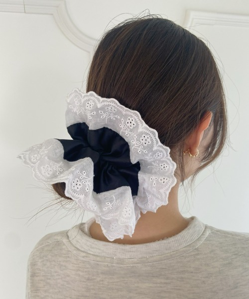 Loueme(ルエム)の「コットンレースボリュームシュシュ(シュシュ・レディース・ホワイト/ブラック/ブラック系その他・FREE)」の4枚目の写真