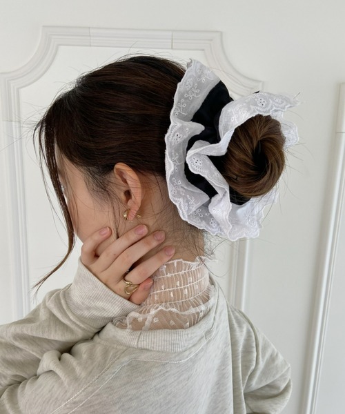 Loueme(ルエム)の「コットンレースボリュームシュシュ(シュシュ・レディース・ホワイト/ブラック/ブラック系その他・FREE)」の6枚目の写真