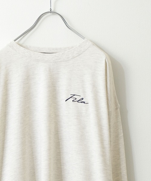 FILA(フィラ)の「【FILA】 ビッグシルエット ドロップショルダー 高密度 天竺 アソート ロゴ 長袖 Tシャツ / ロンT(Tシャツ/カットソー・レディース・オートミール/ホワイト/ブラック/ダークグリーン/ネイビー/ホワイト系/ホワイト系1/ホワイト系2/ホワイト系3/ホワイト系4/ブラック系/ブラック系1/ブラック系2/アイボリー系/アイボリー系1/ダークグリーン系/ダークグリーン系1/ブラック系3/ブルー/ホワイト系5/ネイビー系・MEDIUM/X-LARGE/LARGE)」の14枚目の写真