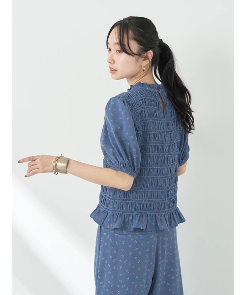 earth music&ecology(アースミュージックアンドエコロジー)の「花柄パフスリシャーリングブラウス(シャツ/ブラウス・レディース・ブラック/ネイビー・FREE)」の3枚目の写真