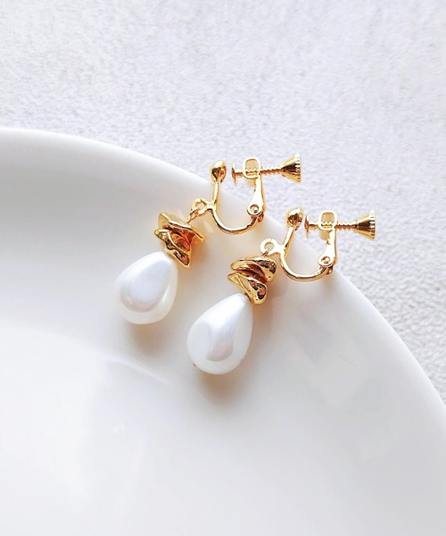 tone(トーン)の「【Cherie+Chambre】Shell Pearl×Metal Beads Earring(イヤリング・レディース・ホワイト・FREE)」の1枚目の写真
