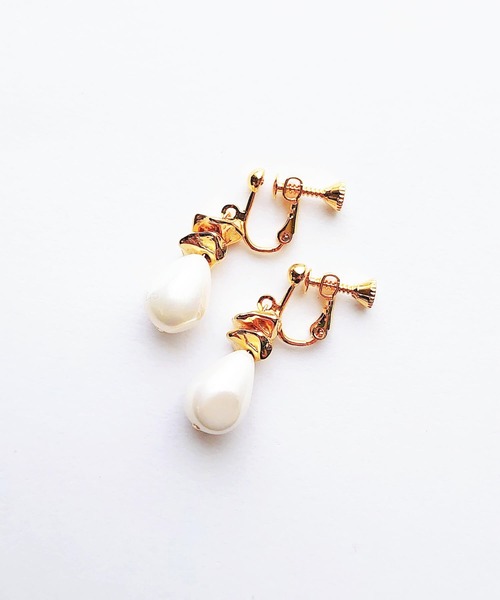 tone(トーン)の「【Cherie+Chambre】Shell Pearl×Metal Beads Earring(イヤリング・レディース・ホワイト・FREE)」の2枚目の写真