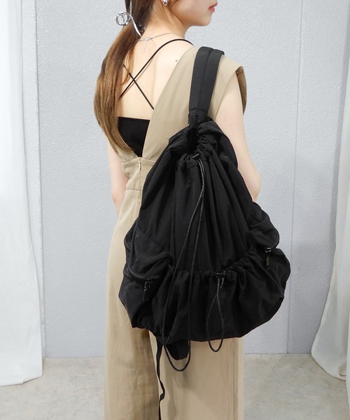 minia（ミニア）の「シャカシャカ素材のドロストリュック（バックパック/リュック・レディース・ブラック/ベージュ/ブルー・FREE）」の2枚目の写真