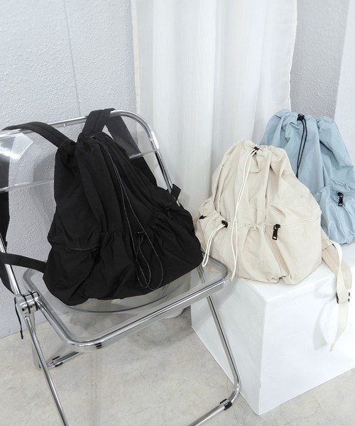 minia（ミニア）の「シャカシャカ素材のドロストリュック（バックパック/リュック・レディース・ブラック/ベージュ/ブルー・FREE）」の4枚目の写真