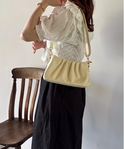 t a r o s u(タロス)の「kusyukusyu 2way bag/クシュクシュ2ウェイバッグ(ハンドバッグ・レディース・ホワイト/ブラック・FREE)」の7枚目の写真