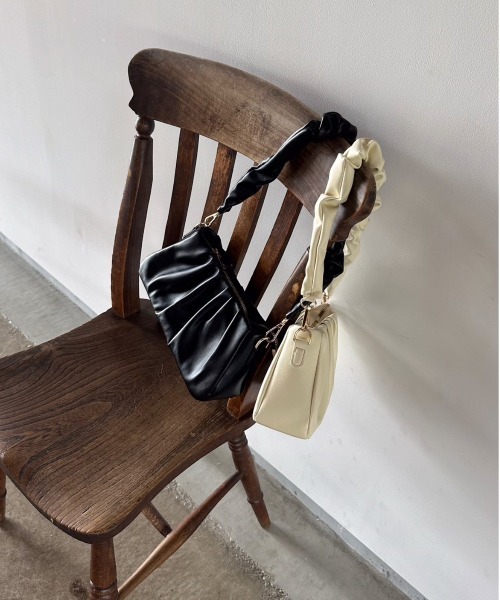 t a r o s u(タロス)の「kusyukusyu 2way bag/クシュクシュ2ウェイバッグ(ハンドバッグ・レディース・ホワイト/ブラック・FREE)」の13枚目の写真