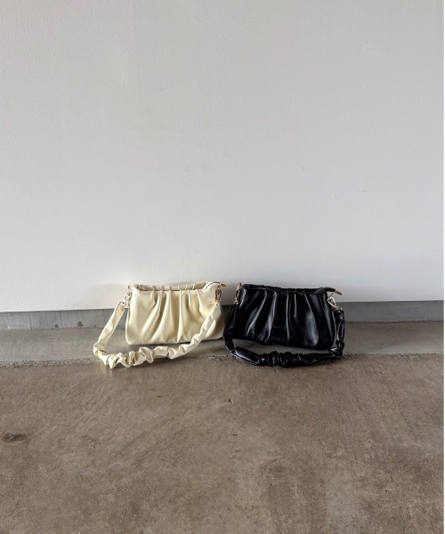 t a r o s u(タロス)の「kusyukusyu 2way bag/クシュクシュ2ウェイバッグ(ハンドバッグ・レディース・ホワイト/ブラック・FREE)」の9枚目の写真