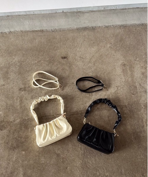 t a r o s u(タロス)の「kusyukusyu 2way bag/クシュクシュ2ウェイバッグ(ハンドバッグ・レディース・ホワイト/ブラック・FREE)」の5枚目の写真