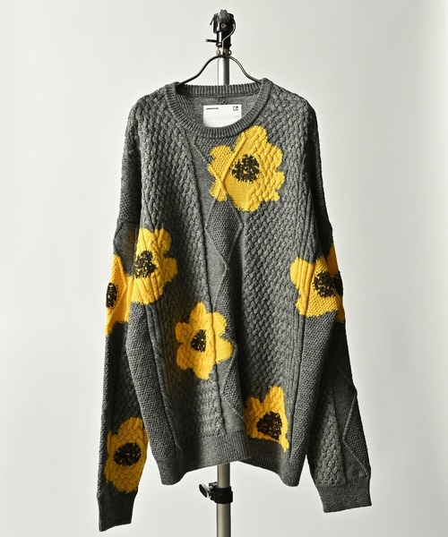 ADAM PATEK(アダムパテック)の「【ADAMPATEK/アダムパテック】Floral pattern cable crew neck / 花柄ケーブルクルーネックニット(ニット/セーター・メンズ・ブルー/ホワイト/グレー・2/1)」の2枚目の写真